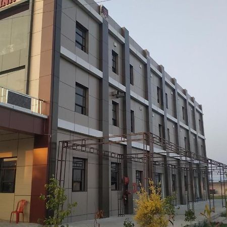 Hotel Yoran Inn & Restaurant By Wb Inn Sadabad Экстерьер фото